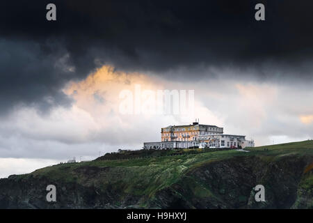 Nuvole scure da una tempesta che si raccoglie sopra l'Atlantic Hotel a Newquay, Cornwall. Tempo nel Regno Unito. Foto Stock