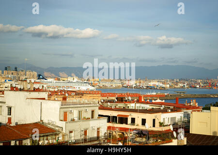 Napoli, Italia, panorama: tetti, il porto e la baia. Foto Stock