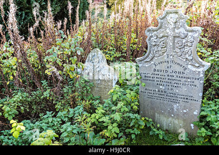 Le lapidi nel cimitero sovradimensionate per soldato nella prima guerra mondiale, Blaenavon, Wales, Regno Unito Foto Stock