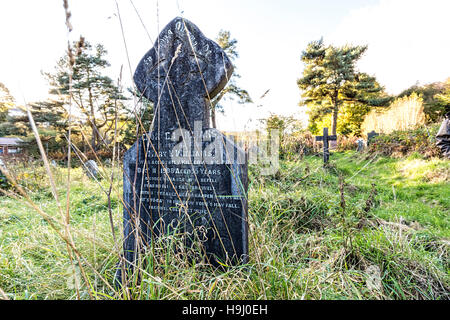 Lapide ricoperta nel cimitero per uomo ucciso in Big Pit, Blaenavon, Wales, Regno Unito Foto Stock