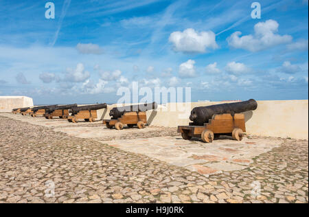 Vecchio arrugginito cannoni sulle mura del castello a Sagres Portogallo Foto Stock