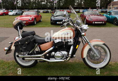 Immagine di una Honda Shadow Moto (American Classic Edition) visualizzato in uno degli Automobile Club aree del Silverstone Classic Foto Stock