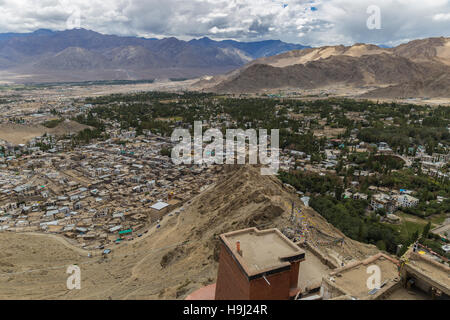 Guardando verso il basso della città di Leh e il Palazzo Reale dal Namgyal Tsemo tempio Foto Stock