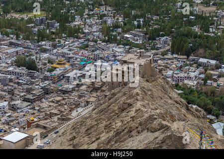 Guardando verso il basso della città di Leh e il Palazzo Reale dal Namgyal Tsemo tempio Foto Stock