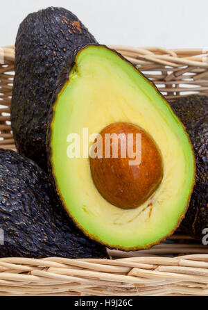 Dimezzato avocado con core - in macro shot. Foto Stock