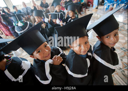 Maya ragazzi indigeni alla cerimonia di consegna dei diplomi alla scuola materna a San Antonio Palopo, Solola, Guatemala. Foto Stock