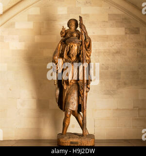 La sala da pranzo, vista ravvicinata del xv secolo limewood statua di San Cristoforo che porta il neonato Cristo attribuita a George Syrlin il sambuco Foto Stock