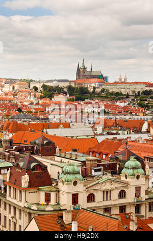 In alto vista dei tetti di Praga con la cattedrale di San Vito a distanza Foto Stock