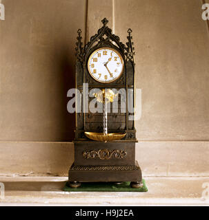 Chiusura del gotico svizzero Fontana' orologio nella prima camera del a Anglesey Abbey. Foto Stock