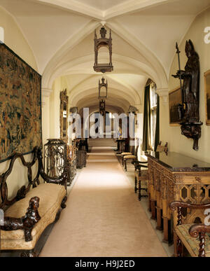 La lunga galleria a Anglesey Abbey - vista dal portico fine verso la scala incluso il portoghese sede hall, inizio C17th tappezzeria Fiamminga, Foto Stock