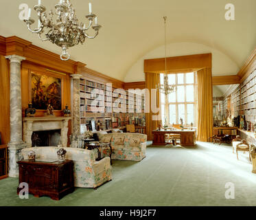 La libreria a bifora con elmwood scaffali contenente circa 9000 libri. Il George II lampadari sono di Behrens. Foto Stock