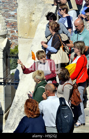 Di turista i visitatori alla Basilica di Notre Dame de la Garde a Marsiglia e una guida spiega la storia del luogo Foto Stock