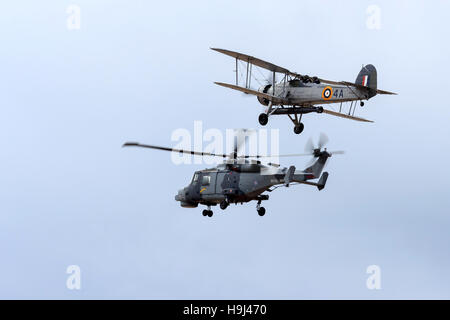 Royal Navy Fairey Swordfish biplanare e Agusta Westland AW159 Wildcat ( black cats ) elicottero flypast airshow Foto Stock