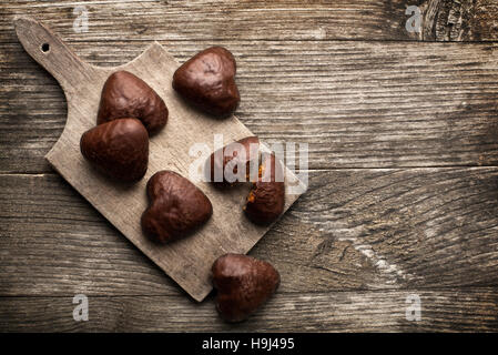 Al cioccolato a forma di cuore i cookie su una piastra Foto Stock