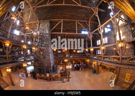 La lobby e balconi in Old Faithful Inn nel parco nazionale di Yellowstone, Wyoming us Foto Stock