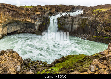 Aldeyjarfoss, Islanda, fiume Skjalfandafljot, altezza 20 metri, natura, paesaggio, rocce, valley, monti di origine vulcanica, cascata Foto Stock