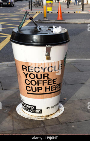 Tazza di caffè recycling bin, Oxford Street, il centro città di Manchester, Inghilterra, Regno Unito Foto Stock