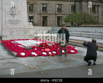 George Square e la city chambers con il cenotafio nel centro della città di Glasgow Foto Stock