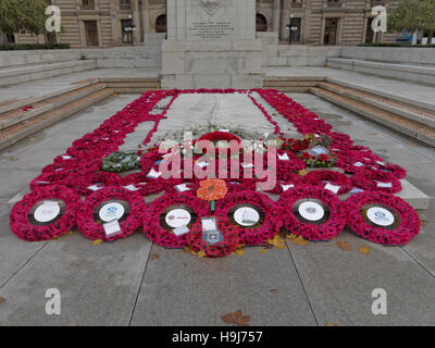 George Square e la city chambers con il cenotafio nel centro della città di Glasgow Foto Stock