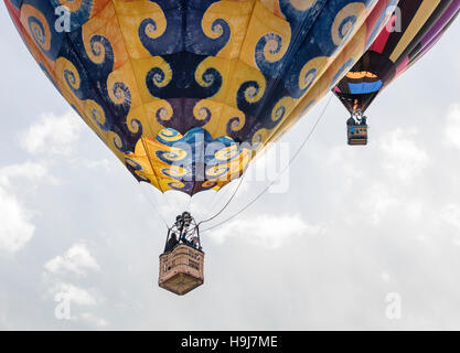 I palloni ad aria calda aumenta durante l'ascensione di massa a Albuquerque International Balloon Fiesta, Nuovo Messico, STATI UNITI D'AMERICA Foto Stock