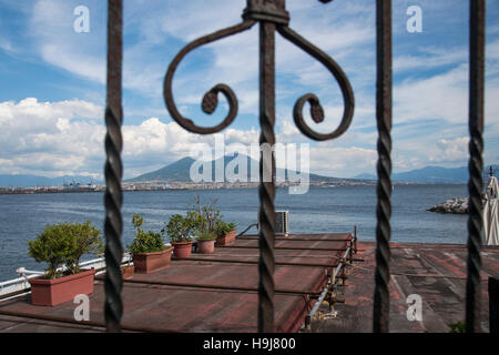 Vista sulla baia di Napoli e del Vesuvio dalla terrazza , Napoli, Italia meridionale, Europa Foto Stock