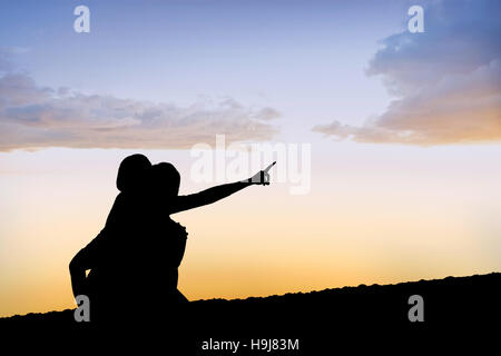 Immagine composita del ritratto di uomo sorridente che trasportano donna Foto Stock