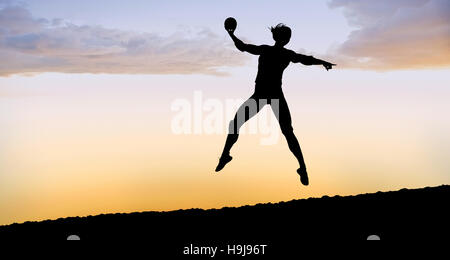 Immagine composita di atleta femminile con il gomito pad gettando la pallamano Foto Stock