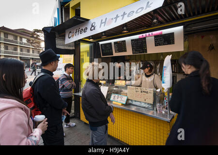 Cucina di strada bancarella vendendo caffè e Hotteok (Coreano pancake) in il villaggio di Bukchon Hanok, Seoul, Corea Foto Stock