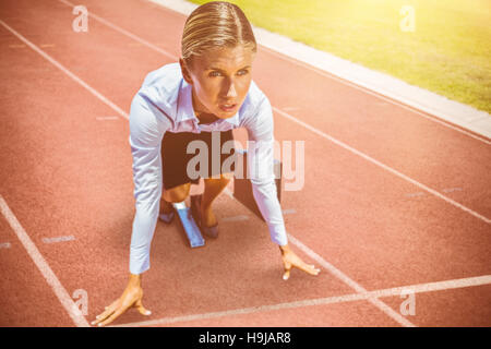 Immagine composita di imprenditrice ai blocchi di partenza Foto Stock