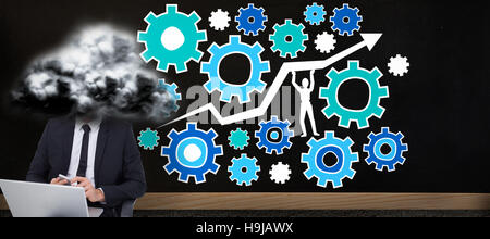 Immagine composita di happy businessman con il computer portatile utilizzando lo smartphone Foto Stock