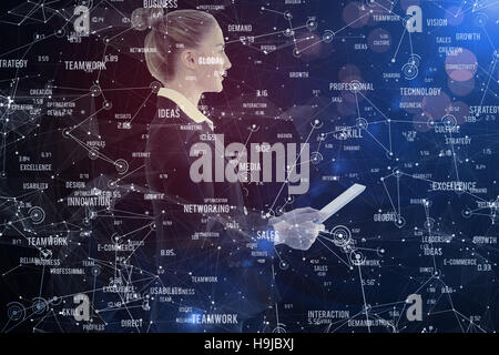 Immagine composita di imprenditrice azienda tablet Foto Stock