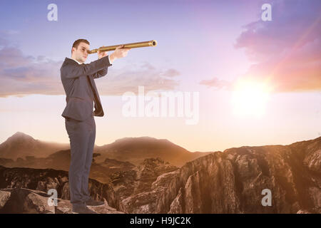 Immagine composita di imprenditore guardando attraverso il telescopio Foto Stock