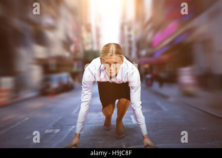 Immagine composita di business donna ai blocchi di partenza Foto Stock