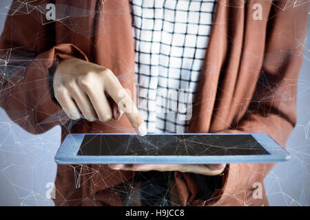 Immagine composita di imprenditrice utilizzando una compressa Foto Stock
