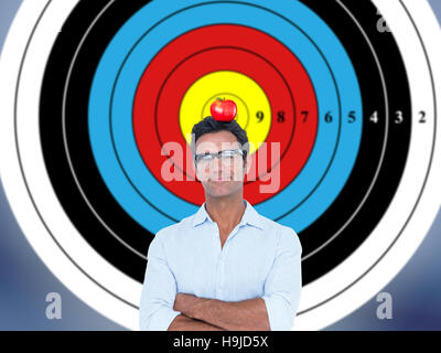 Immagine composita di fiduciosa uomo in piedi con le braccia incrociate Foto Stock