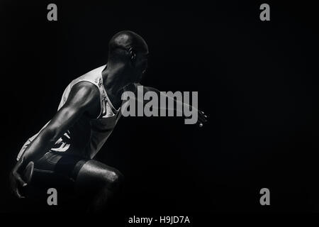 Immagine composita della vista posteriore di uno sportivo gettando un discus Foto Stock