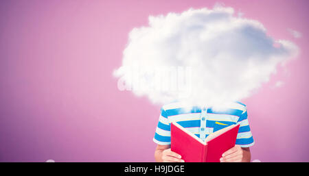 Immagine composita della pupilla carino sorridente in telecamera in libreria Foto Stock