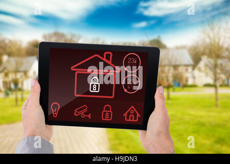 Immagine composita di imprenditrice azienda tavoletta digitale Foto Stock
