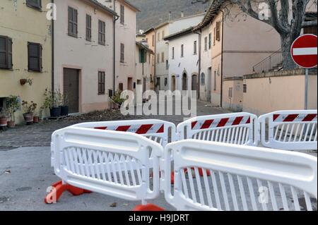 Terremoto nel centro Italia, novembre 2016, villaggio di Muccia con le case danneggiate e evacuati (regione Marche) Foto Stock
