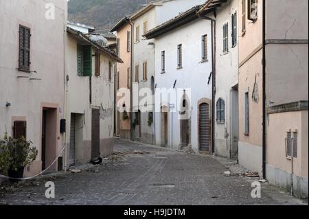 Terremoto nel centro Italia, novembre 2016, villaggio di Muccia con le case danneggiate e evacuati (regione Marche) Foto Stock
