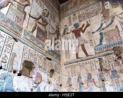 Rilievi di colore all'interno dell'UFFT tempio dedicato alla dea ippopotamo al Tempio di Karnak Luxor Egitto, Nord Africa Foto Stock