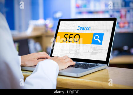 Immagine composita del logo di una barra di ricerca in cui seo è scritto Foto Stock