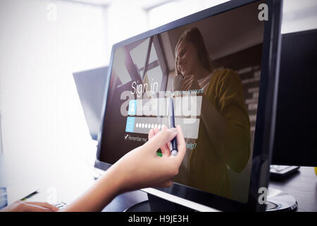 Immagine composita della schermata di login con donna bionda Foto Stock