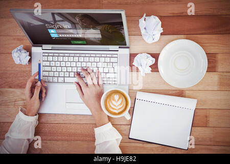 Immagine composita della schermata di login con donna bionda Foto Stock