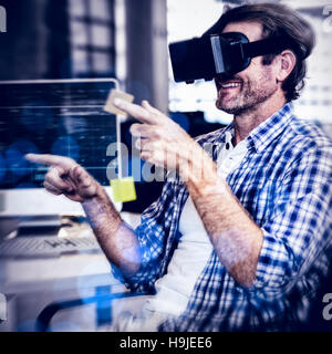 Imprenditore creativo utilizzando la realtà virtuale simulator Foto Stock