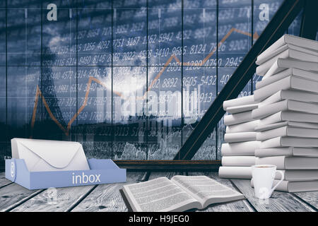 Immagine composita di una casella di posta a fianco di libri Foto Stock
