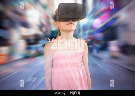 Immagine composita della ragazza utilizzando una realtà virtuale dispositivo Foto Stock