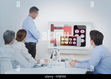 Immagine composita del team aziendale aspetto dello schermo Foto Stock