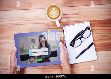Immagine composita di overhead di mani femminili utilizzando tablet Foto Stock