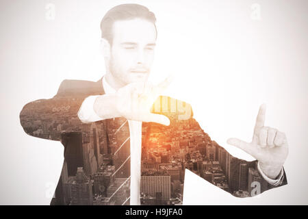 Happy businessman puntando con le dita Foto Stock